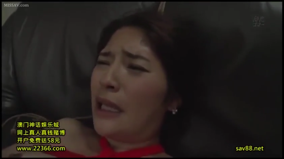 室内 · 顔部のクローズアップ · うめき声 · 仰向け姿勢 · アジア人女性 · 赤い下着 · 痛苦表情