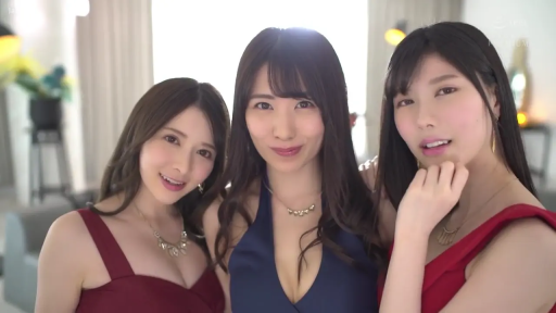 室內 · 中景 · 微笑 · 项链 · 連衣裙 · 三人 · 並排站立 · 拍照姿势