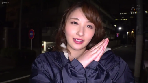 站立 · 微笑 · 上半身 · 夜景 · 室外街道 · 深色外套 · 合掌