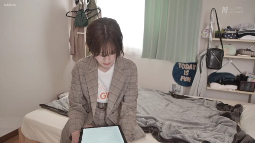 坐姿 · 臥室 · 半身 · 冷静 · 看平板 · 格子西装 · 平板电脑 · 素人访谈