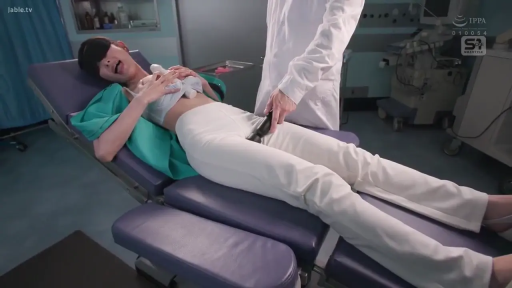 角色扮演 · 愉悦 · 卧姿 · 腹部 · 诊室 · 按摩器 · 白大褂与背心长裤 · 体检挑逗