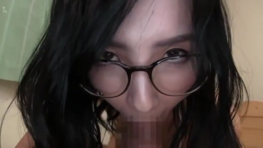 室内 · 俯身 · 专注 · 口交 · 成人内容 · 裸露 · 黑框眼镜 · 面部大特写