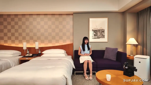 微笑 · 酒店房间 · 浅蓝色无袖上衣 · 远景 · 谈话 · 咖啡桌 · 坐在沙发上