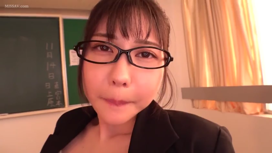 教室 · 臉部特寫 · 職業裝 · 注视镜头 · 凑近 · 抿嘴