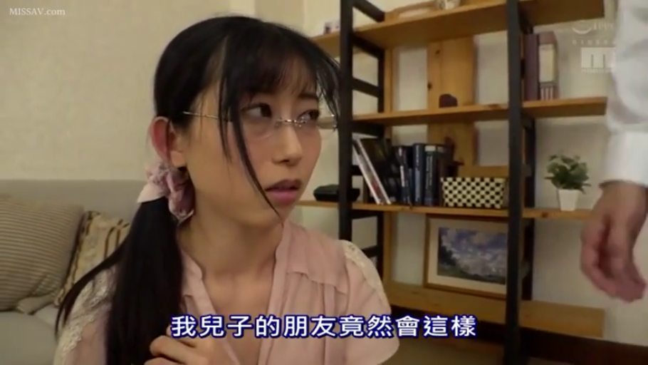 坐姿 · 眼镜 · 脸部特写 · 客厅 · 对话 · 熟女 · 惊讶 · 粉色衬衫