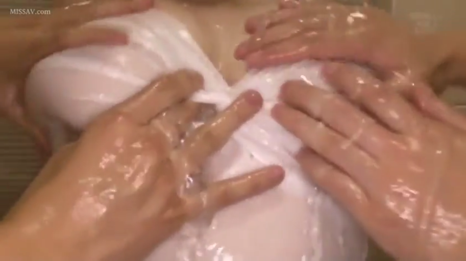 室内 · 胸部特写 · 白色上衣 · 正面 · 不露脸 · 多人揉搓