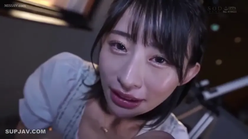全身 · 露乳 · 微笑 · 户外 · 白色连体裙 · 森林背景 · 侧站姿 · 铁铲