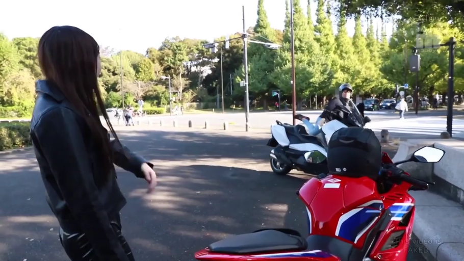 站姿 · 全景 · 摩托车 · 户外 · 白天 · 皮裤 · 准备骑行