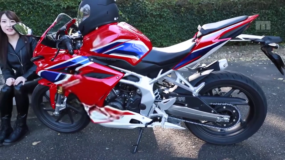 摆拍 · 微笑 · 远景 · 摩托车 · 马路 · 蹲坐 · 皮裤 · 非裸体