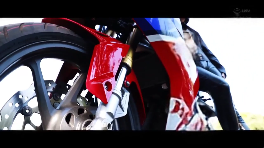 跨坐 · 机械 · 摩托车 · 骑行服 · 郊外 · 零件特写