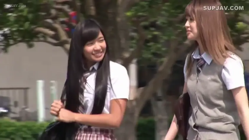 会話 · 全身 · 制服 · ハンドバッグ · 行走 · 屋外 · 开心 · 女子高生