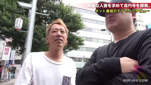 交谈 · 站立 · 中景 · 自然 · 休闲服 · 街头采访 · 街头