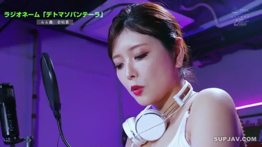 集中 · ロールプレイング · 白いタンクトップ · 头部特写 · 微侧头 · 录音室 · 录制ASMR · 麦克风与耳机