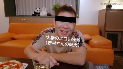 坐姿 · 客厅 · 面部特写 · 短袖T恤