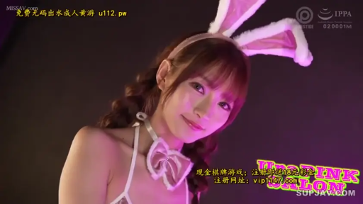 特写 · 兔女郎装 · 注视镜头 · 长发 · 摄影棚 · 兔耳发箍 · 甜美微笑 · 侧身倾斜