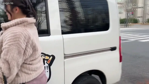 全身 · 站立 · 街头 · 步行 · 面包车 · 毛绒大衣 · 户外视角