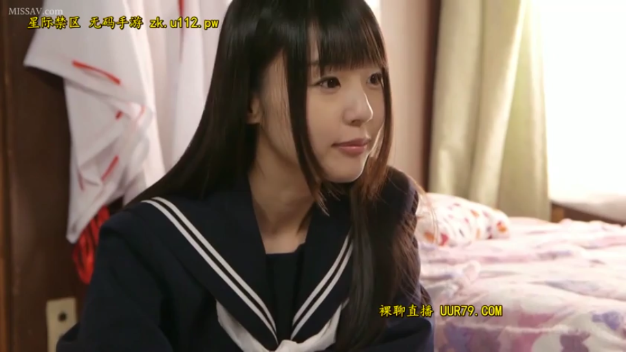 胸部 · 露乳 · 站立 · 学生制服 · 诱惑 · 户外 · 掀起上衣