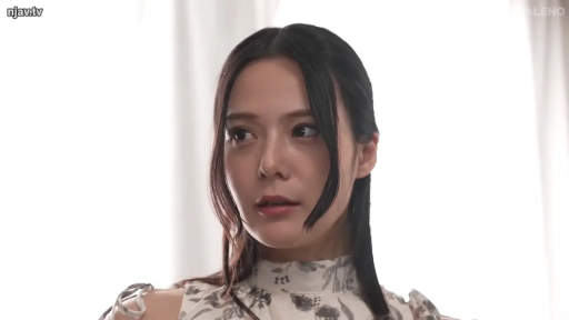 室内 · 顔部のクローズアップ · 注視 · 长发 · 正面 · 冷淡 · 碎花上衣