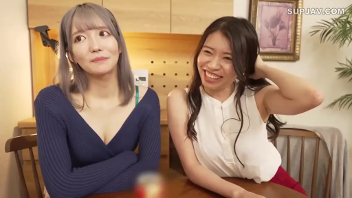 室內 · 坐姿 · 微笑 · 半身 · 针织衫 · 双人 · 桌椅 · 访谈互动