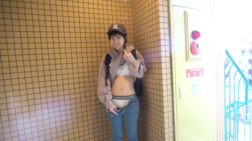 站姿 · 微笑 · 楼梯间 · 运动内衣 · 腹部 · 褪下牛仔裤