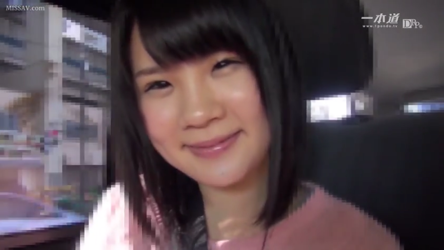 座り姿勢 · 顔部のクローズアップ · 微笑 · 对视 · 车内 · ピンクの上着 · ショートヘア