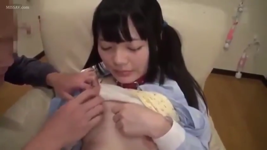 室内 · 坐姿 · 红色项圈 · 上半身特写 · 解开衣物