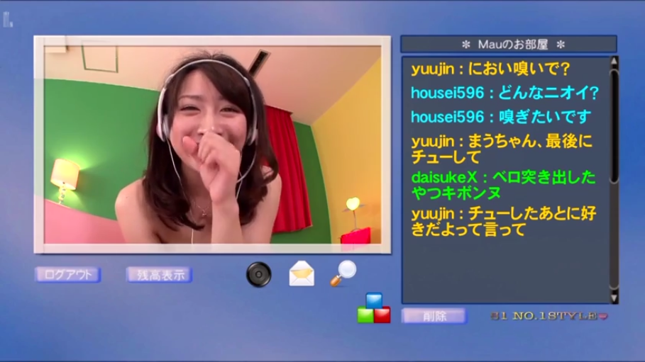 室内 · 坐姿 · 面部特写 · 耳机 · 笑容 · 裸肩 · 视频聊天