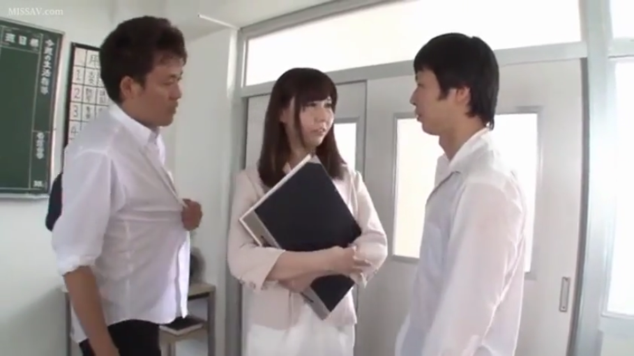 交谈 · 严肃 · 办公室 · 站立 · 职业装 · 文件夹 · 三人