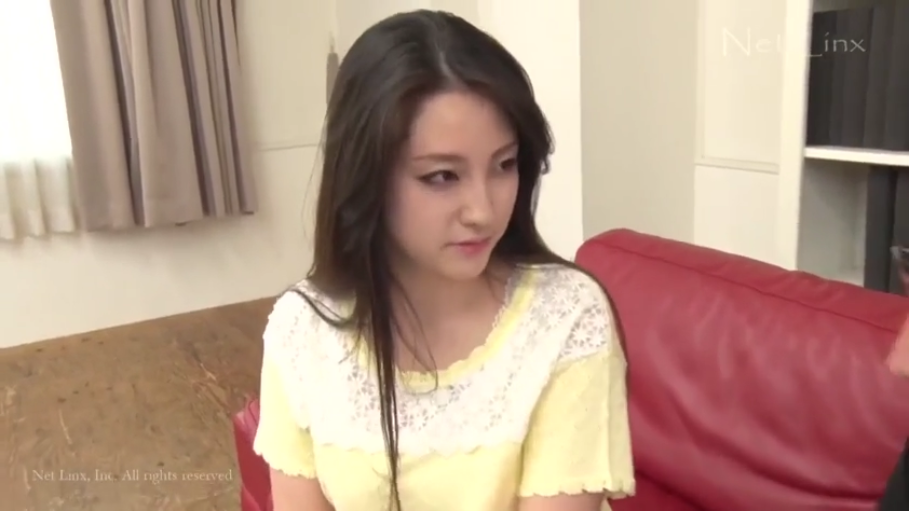 室内 · 坐姿 · 平静 · 面部特写 · 注视 · 长发 · 红色沙发 · 黄色蕾丝上衣