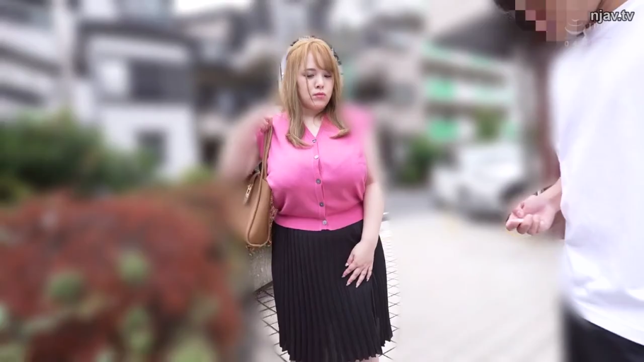 严肃 · 站立 · 巨乳 · 耳机 · 交流 · 户外 · 黑色百褶裙