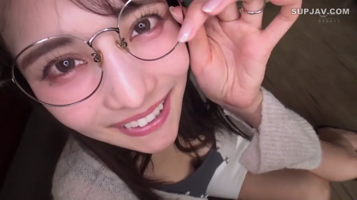 室内 · 脸部 · 眼镜 · 甜美 · 俯视 · 戒指 · 开衫 · 扶眼镜