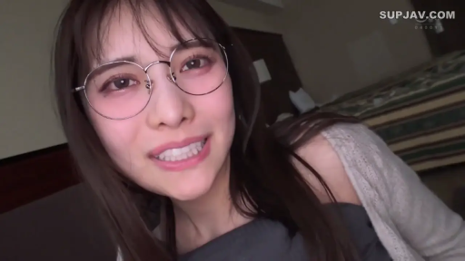 メガネ · 寝室 · うつ伏せ · 微笑 · 注視 · 顔の極端なクローズアップ · 灰色内搭 · 刘海