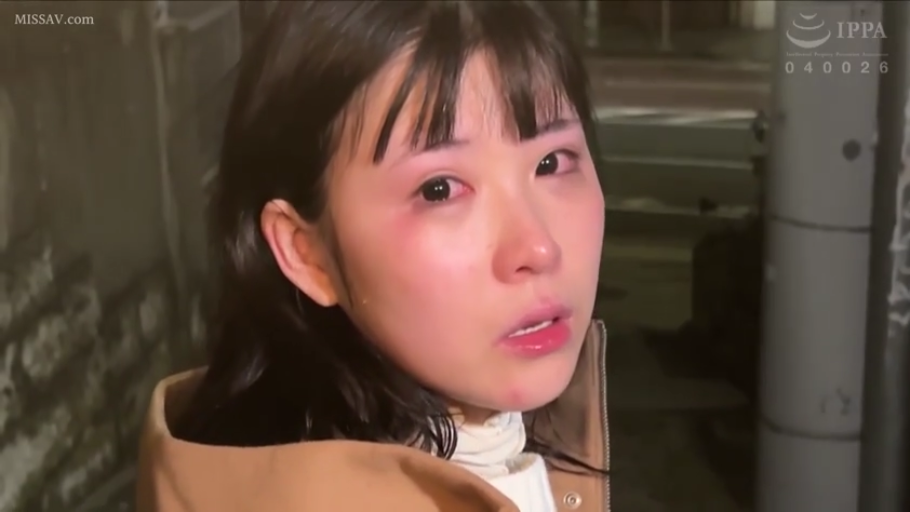 脸部特写 · 站立 · 室外街道 · 凝视镜头 · 夜间拍摄 · 棕色夹克 · 悲伤哭泣