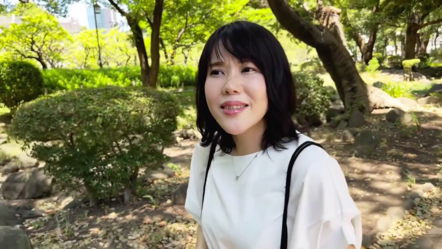 站姿 · 微笑 · 半身特写 · 対話 · 白い上着 · 公園