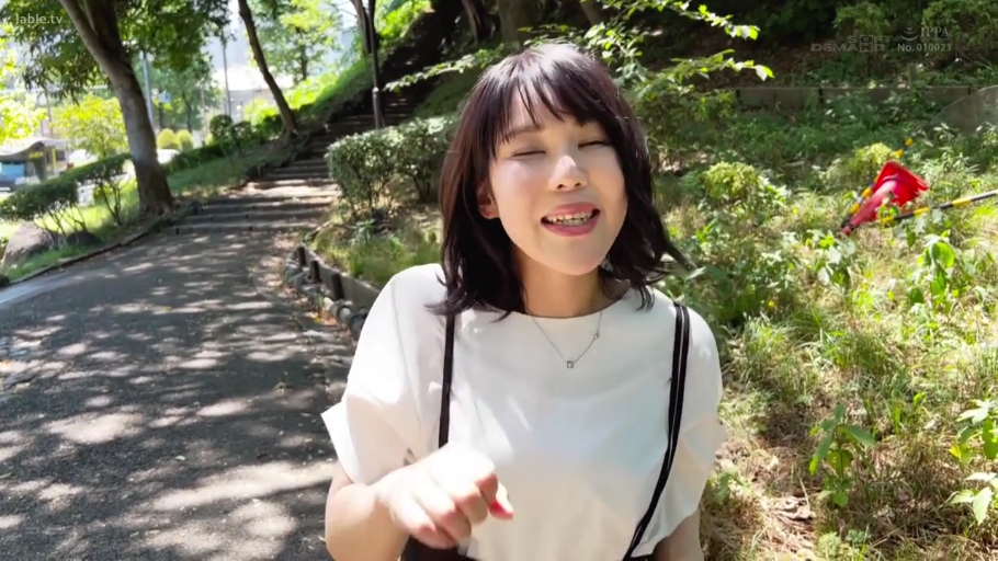 坐姿 · BDSM · 棕色毛衣 · 车内 · 嘴部特写 · 顺从 · 佩戴口塞 · 球形口塞