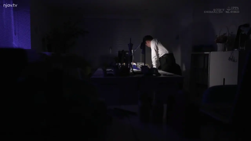 俯身 · 办公室 · 白衬衫 · 远景 · 办公