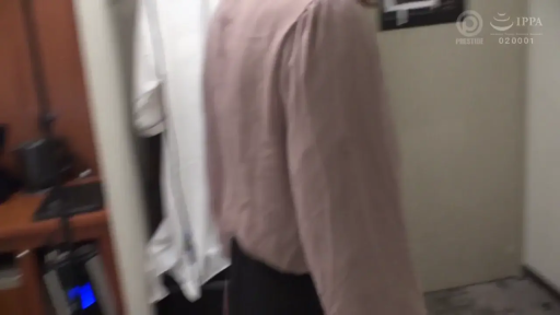 室内 · 站立 · 行走 · 模糊 · 背影 · 黑色长裤