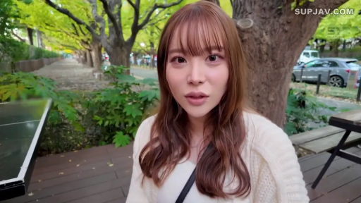 呆滞 · Gaze · 长发 · Park · 头部特写 · 正面 · 白色针织衫