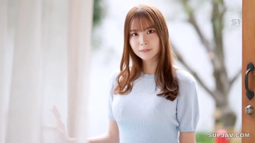 站立 · 微笑 · 凝视 · 窗帘 · 日系 · 浅蓝色针织衫 · 半身像 · 室内窗边