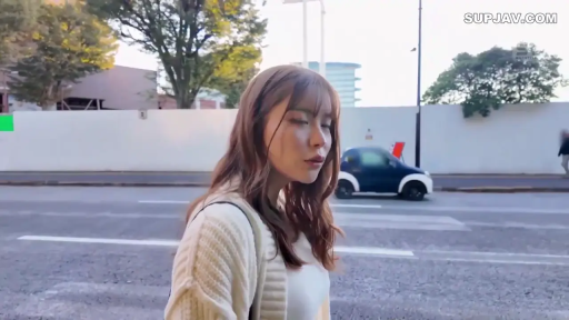 侧身 · 中景 · 行走 · 室外 · 平淡 · 毛衣 · 街景