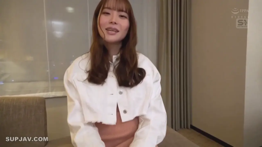 室内 · 站立 · 微笑 · 半身 · 窗帘 · 访谈 · 清新 · 白外套