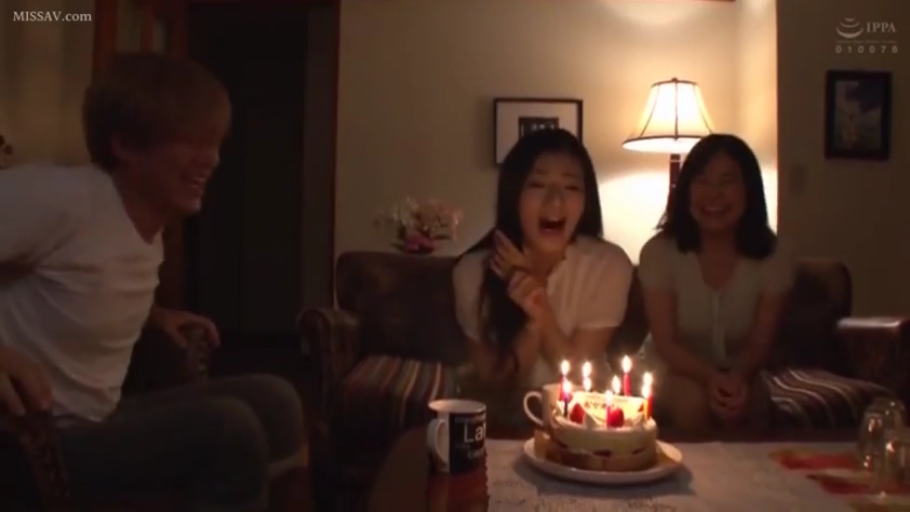 室内 · 坐姿 · 中景 · 休闲装 · 多人 · 笑容 · 聚会 · 生日蛋糕