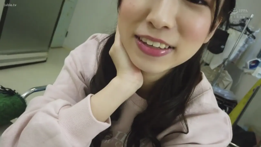 室内 · 脸部特写 · 甜美 · 微笑 · 粉色卫衣 · 居家自拍 · 托腮坐姿