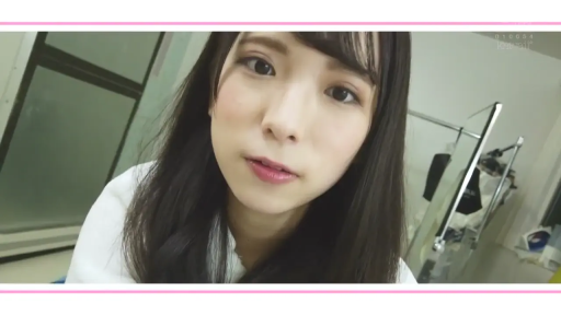 平静 · 面部特写 · 房间 · 凝视 · 白色浴巾 · 俯视 · 挂衣架 · 黑发