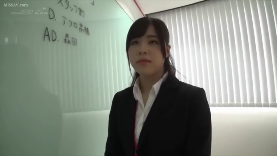 办公室 · 平静 · 黑色西装 · 正坐 · 注视 · 上半身 · 白板 · 面试身份