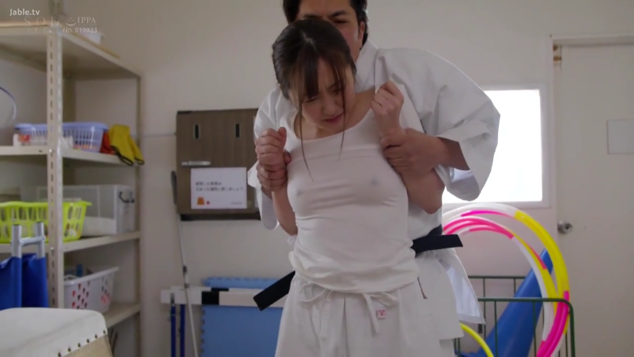 中景 · 白色背心 · 储藏室 · 背后抱住