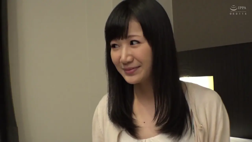 室内 · 座り姿勢 · 顔部のクローズアップ · 微笑 · 交流 · 白色开衫 · 长直发