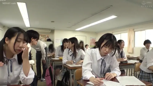 坐姿 · 教室 · 专注 · 中景 · 课桌 · 剧情 · 制服 · 上课