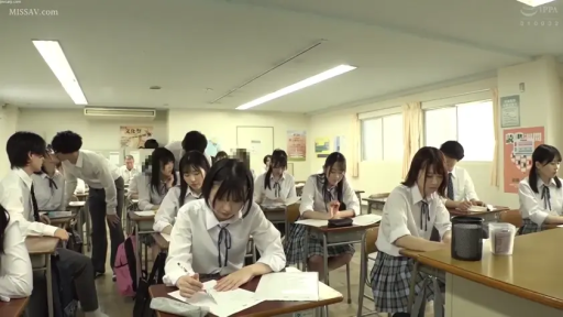 坐姿 · 校服 · 教室 · 专注 · 全景 · 亲吻 · 校园 · 书桌