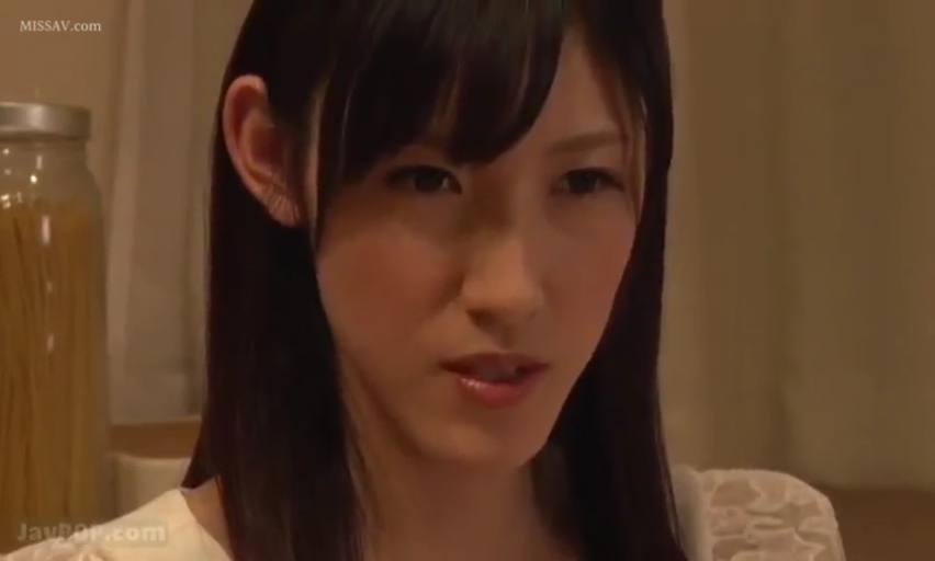 室內 · 坐姿 · 嚴肅 · 面部特寫 · 白色上衣 · 注視 · 长发 · 玻璃罐